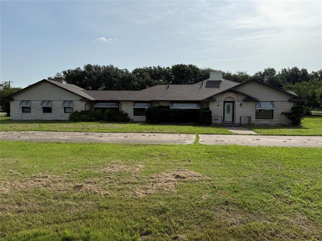 201 N Dallas St in Palmer, TX - Building Photo