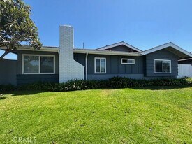 17132 Emerald Ln, Unit D in Huntington Beach, CA - Building Photo