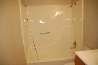 107 E Jasper St, Unit 3 in Pleasantville, IA - Foto de edificio - Building Photo