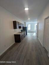 153 4th Ave-Unit -basement in Albany, NY - Building Photo - Building Photo
