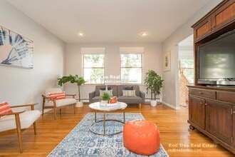 327 Saint Paul St, Unit 1 in Brookline, MA - Building Photo - Building Photo