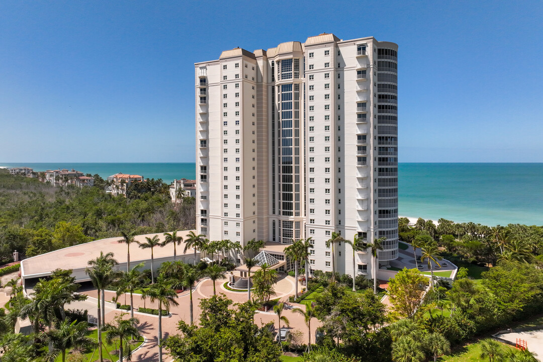 Contessa Condominium in Naples, FL - Foto de edificio