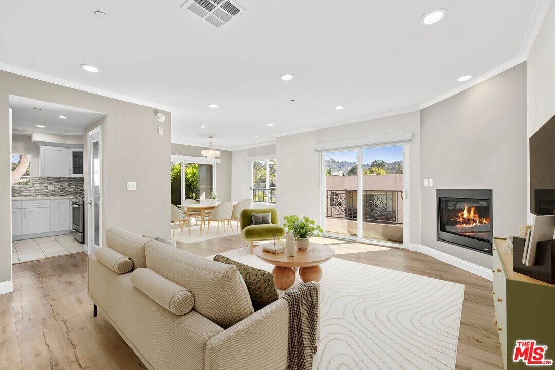 11909 Laurelwood Dr in Los Angeles, CA - Building Photo