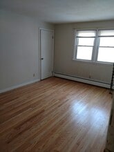 74 Main St, Unit Apt4 in Yarmouth, ME - Foto de edificio - Building Photo