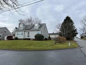 55 Douglas Ave in Portsmouth, RI - Building Photo - Building Photo