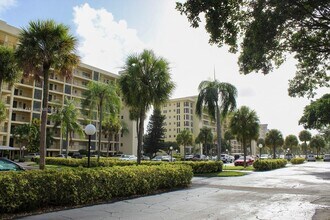 2900 N Palm Aire Dr in Pompano Beach, FL - Building Photo - Building Photo