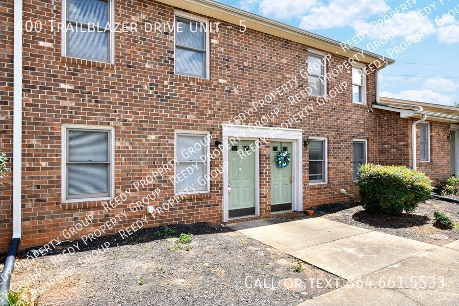 400 Trailblazer Dr in Travelers Rest, SC - Building Photo