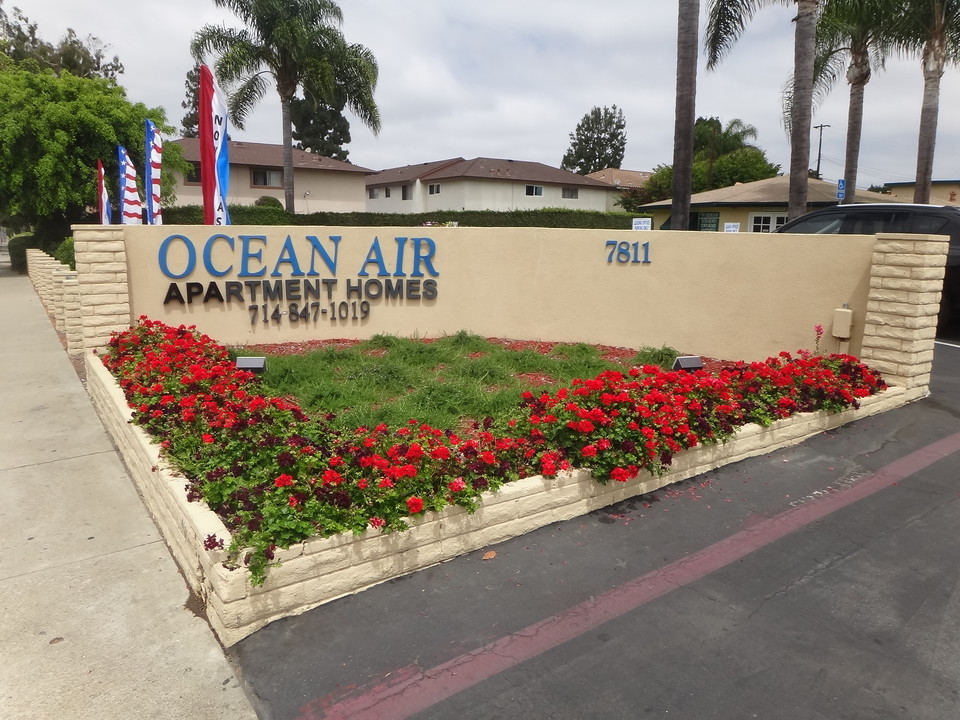 Oceanaire Apartment Homes in Huntington Beach, CA - Building Photo