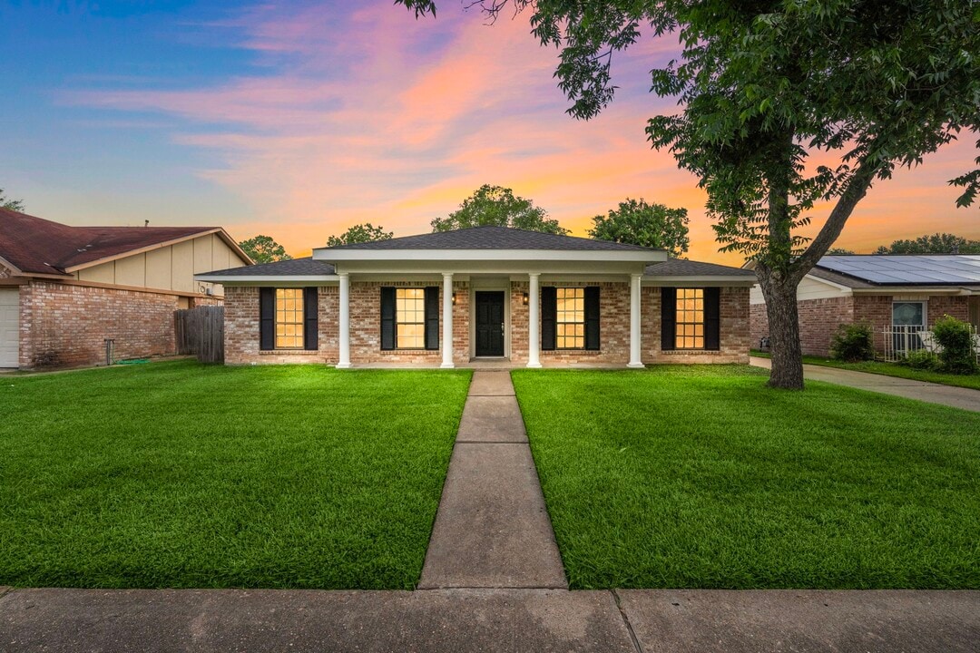 11506 Hornbrook Dr in Houston, TX - Foto de edificio