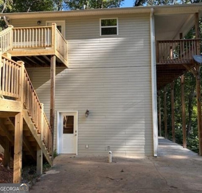 property at 104 Travelers Ln
