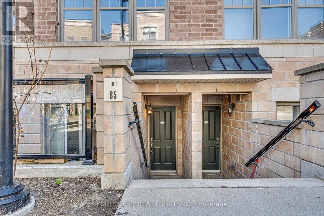 100 Parrotta Dr in Toronto, ON - Building Photo