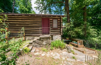 117 Lake Dr in Laurel Park, NC - Building Photo - Building Photo