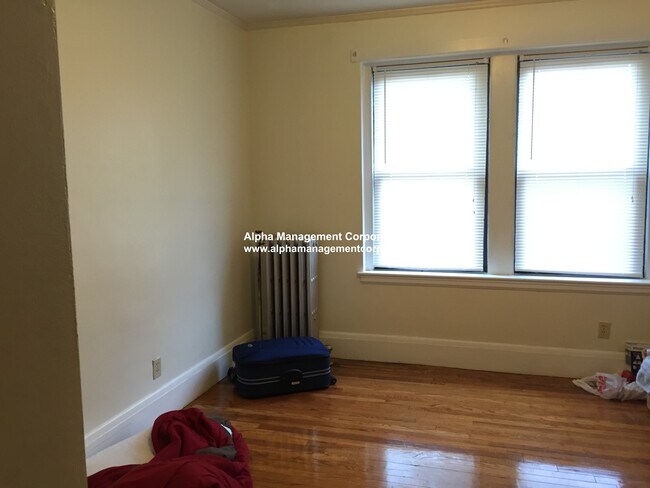 349 Pleasant St, Unit B3-1 in Malden, MA - Foto de edificio - Building Photo