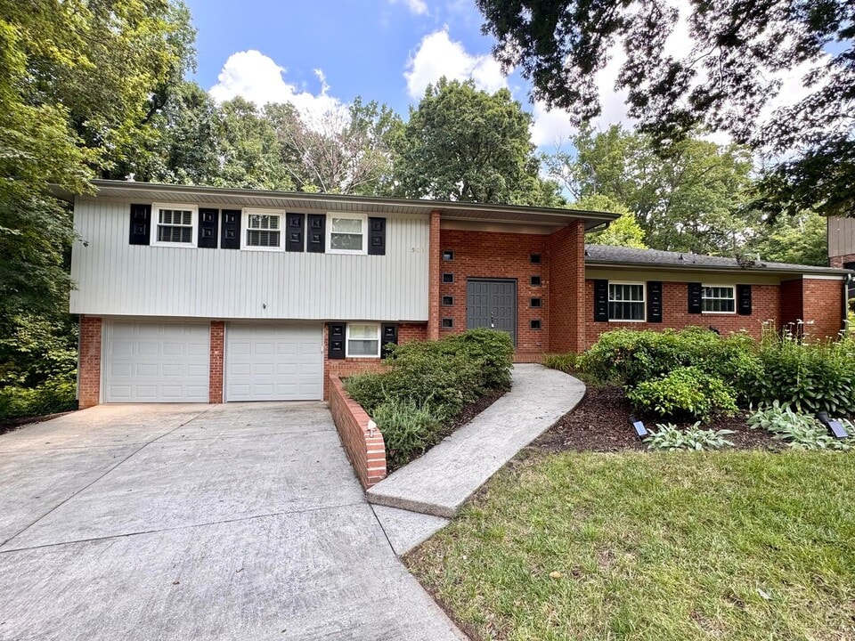 501 Forestdale Dr in Jamestown, NC - Building Photo