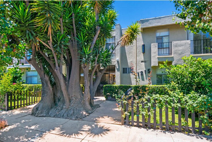 1215 N McCadden Pl in Los Angeles, CA - Building Photo