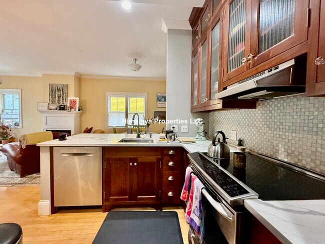 381 Huron Ave, Unit A in Cambridge, MA - Building Photo - Building Photo