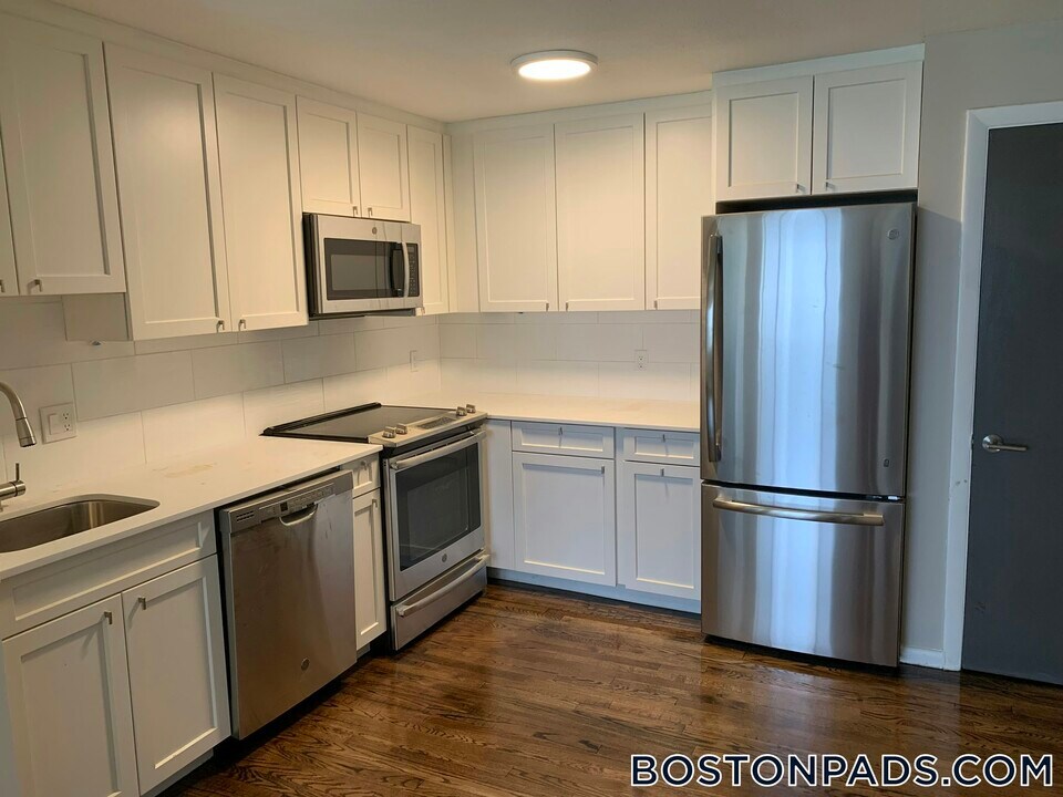 50 Evergreen St in Boston, MA - Building Photo