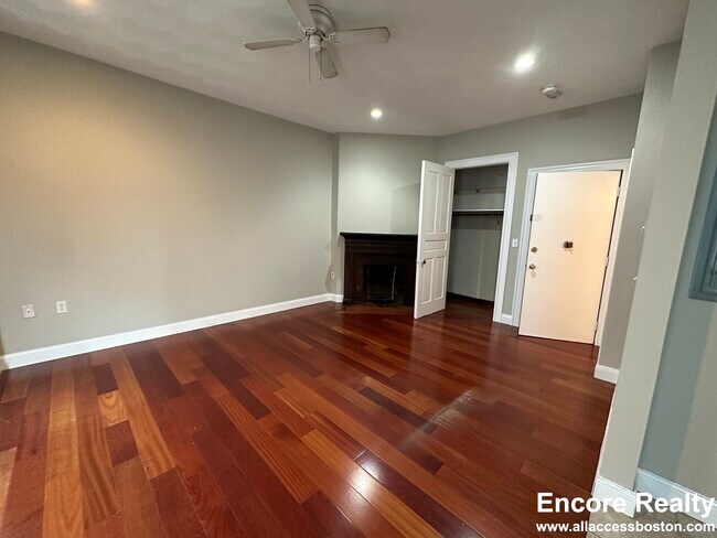252 Newbury St, Unit #250-1R in Boston, MA - Building Photo - Building Photo