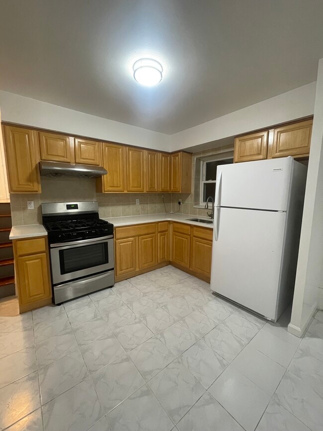 30 Bay 37th St, Unit 1 in Brooklyn, NY - Building Photo - Building Photo