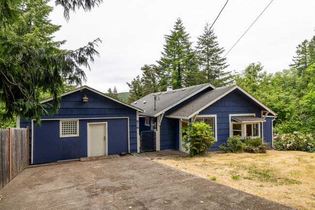 876 NE Highway 20 in Toledo, OR - Building Photo - Building Photo