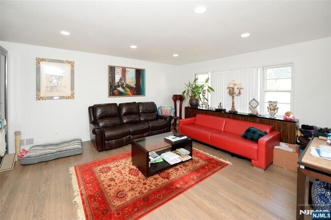 42 Kershner Pl in Fair Lawn, NJ - Building Photo - Building Photo