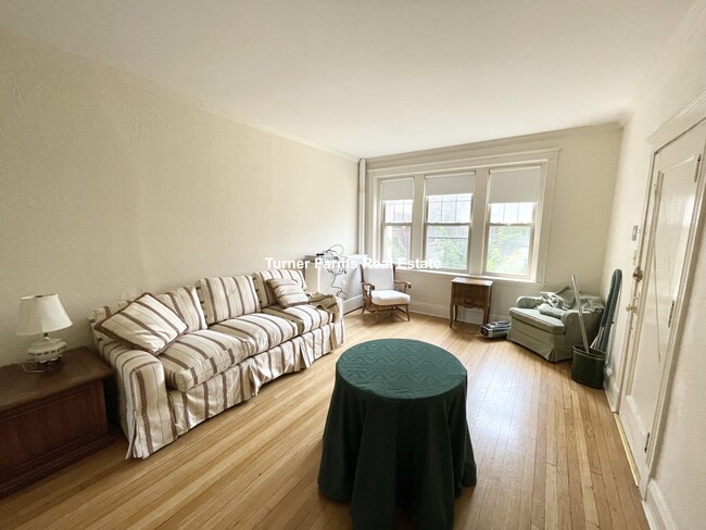 16 Alton Pl, Unit 2 in Brookline, MA - Foto de edificio - Building Photo