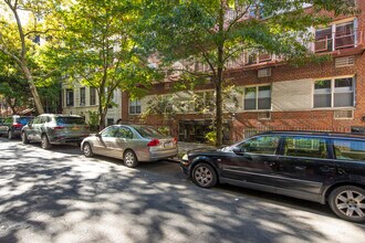 166 W 76th St in New York, NY - Foto de edificio - Building Photo