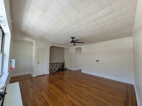 52-21-5279 79th St, Unit 2 in Elmhurst, NY - Foto de edificio - Building Photo