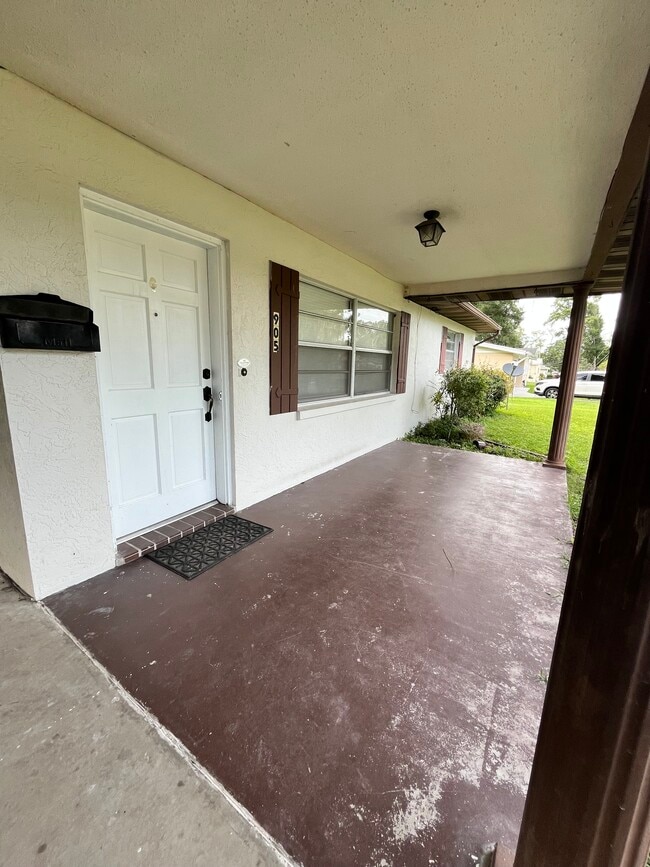 905 N Crystal Ter in Plant City, FL - Foto de edificio - Building Photo