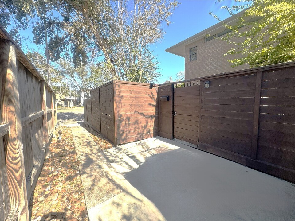 6315 Deerwood Rd in Houston, TX - Building Photo