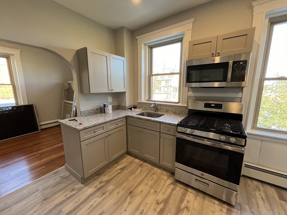 106 Bristol Rd, Unit #1 in Somerville, MA - Building Photo