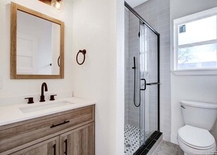 415 S Olive St in San Antonio, TX - Foto de edificio - Building Photo