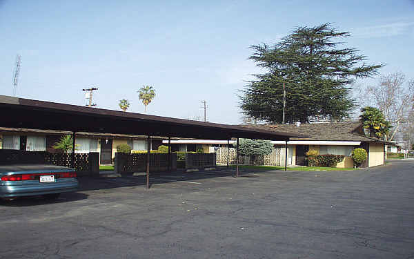 Sandstone Villas Apartments in Fresno, CA - Building Photo - Building Photo