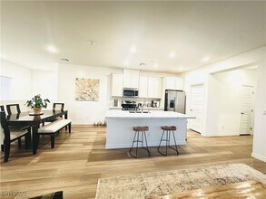 600 Carriage Hill Dr in Las Vegas, NV - Building Photo - Building Photo