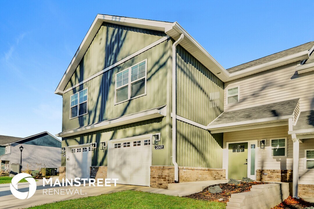 2069 Paddle Wheel Dr in Jeffersonville, IN - Building Photo
