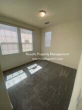 240 Uccello Way in Sacramento, CA - Foto de edificio - Building Photo