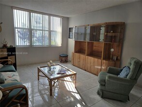 1913 S Ocean Dr in Hallandale Beach, FL - Foto de edificio - Building Photo
