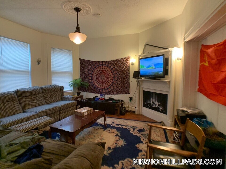 64 Fisher Ave in Boston, MA - Building Photo