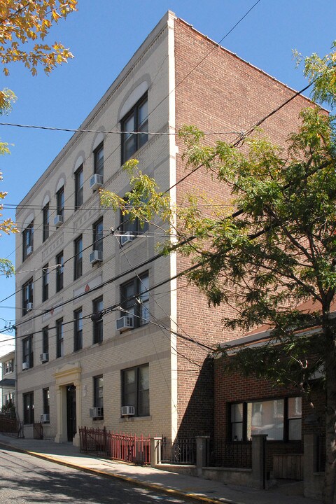 6302 Polk St in West New York, NJ - Building Photo