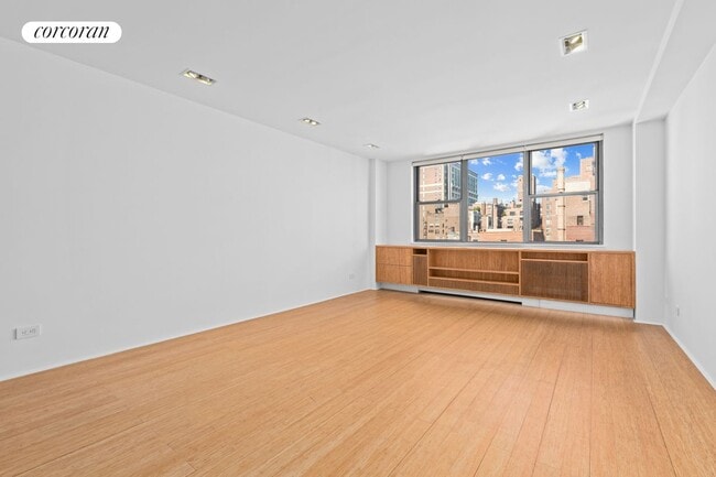 property at 32 Gramercy Pk S