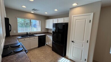 21047 N Alma Dr in Maricopa, AZ - Building Photo - Building Photo