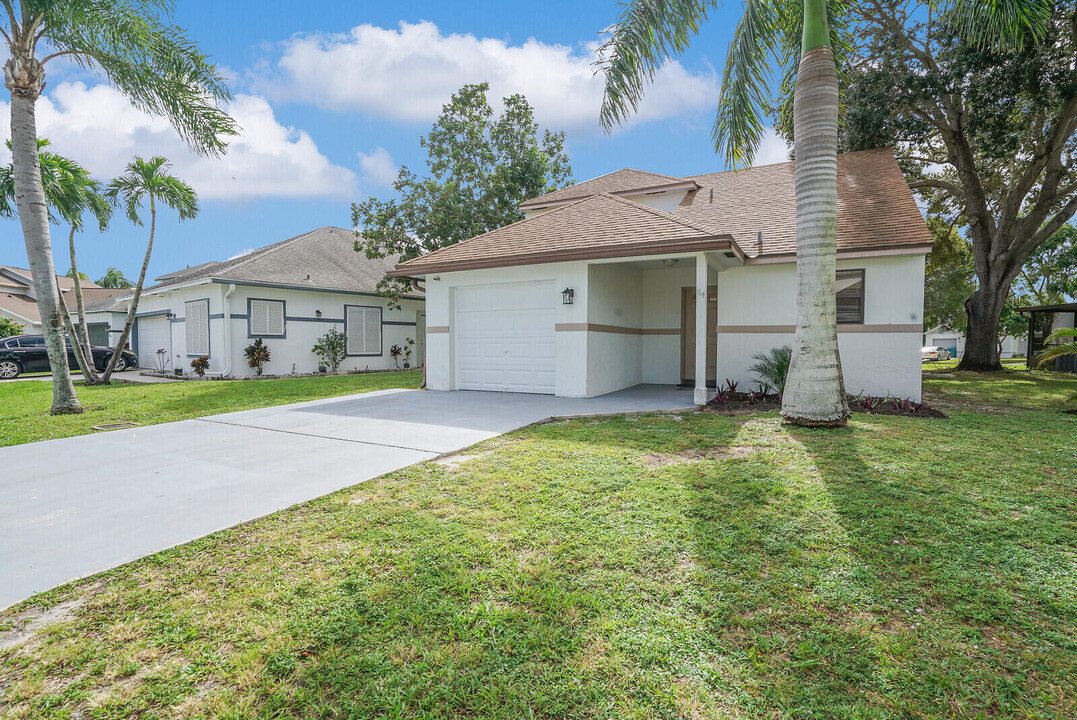 84 Magnolia Cir in Boynton Beach, FL - Building Photo