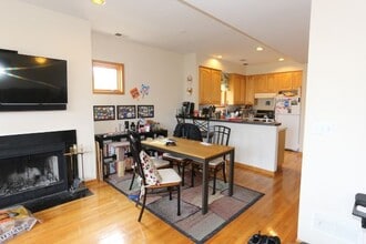 925 W Wolfram St, Unit J00P in Chicago, IL - Building Photo - Building Photo