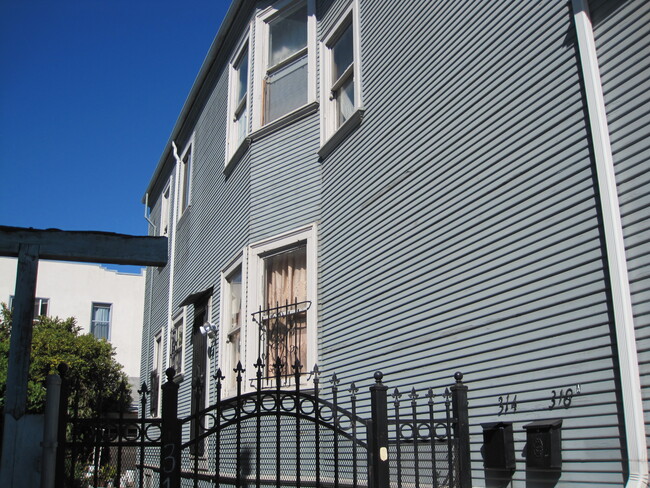 316 International Blvd in Oakland, CA - Building Photo - Building Photo