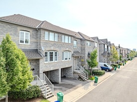 5535 Glen Erin Dr in Mississauga, ON - Building Photo