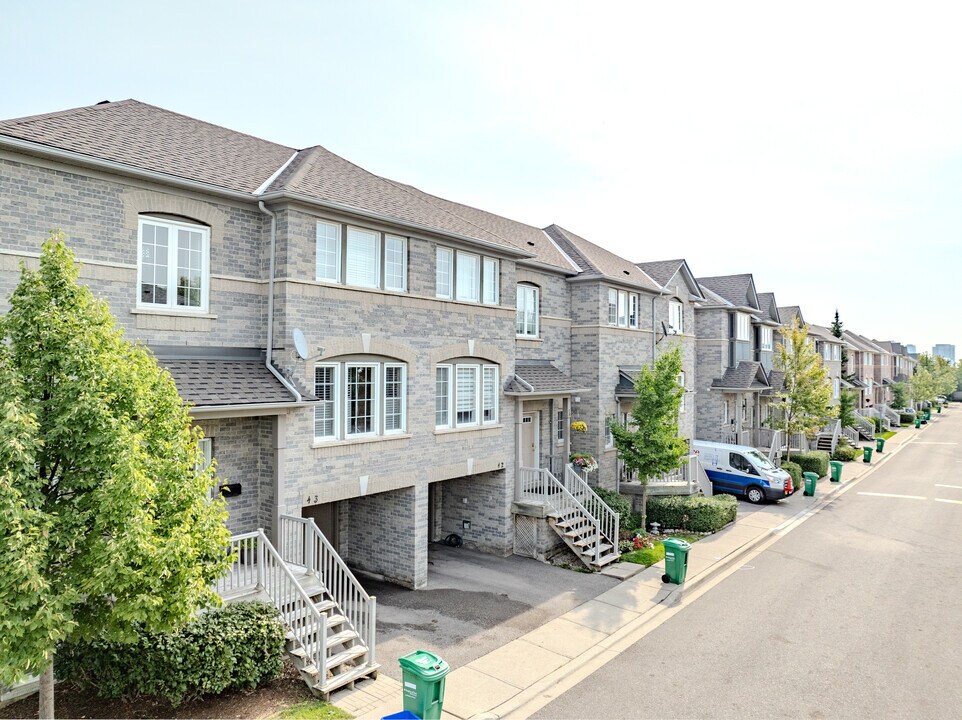 5535 Glen Erin Dr in Mississauga, ON - Building Photo