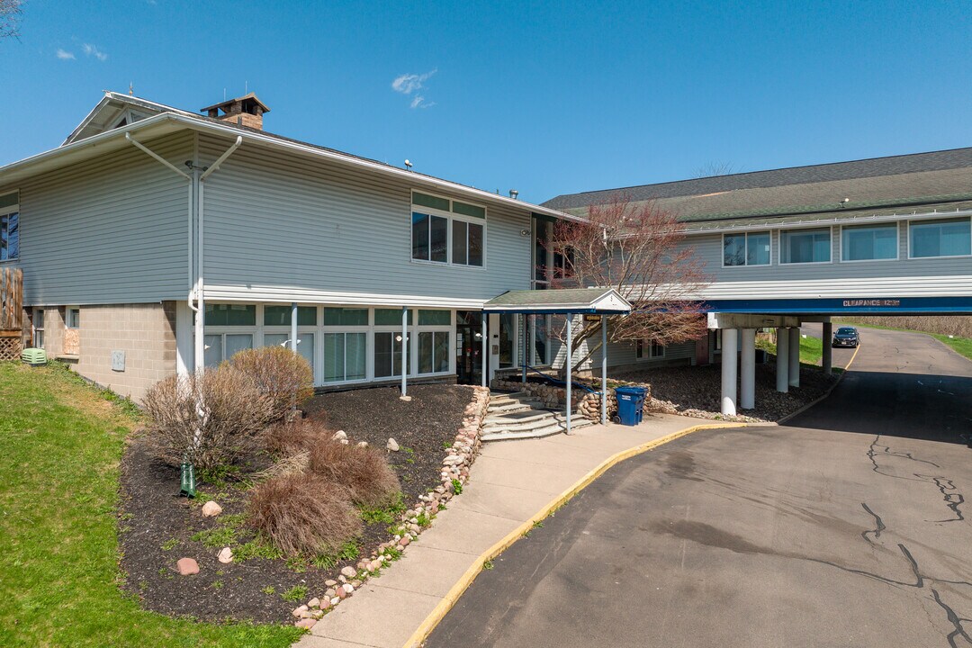 6108 Loomis Rd in Farmington, NY - Foto de edificio