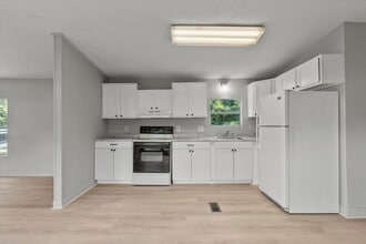 210 Cameron Cir in Muscle Shoals, AL - Building Photo - Building Photo