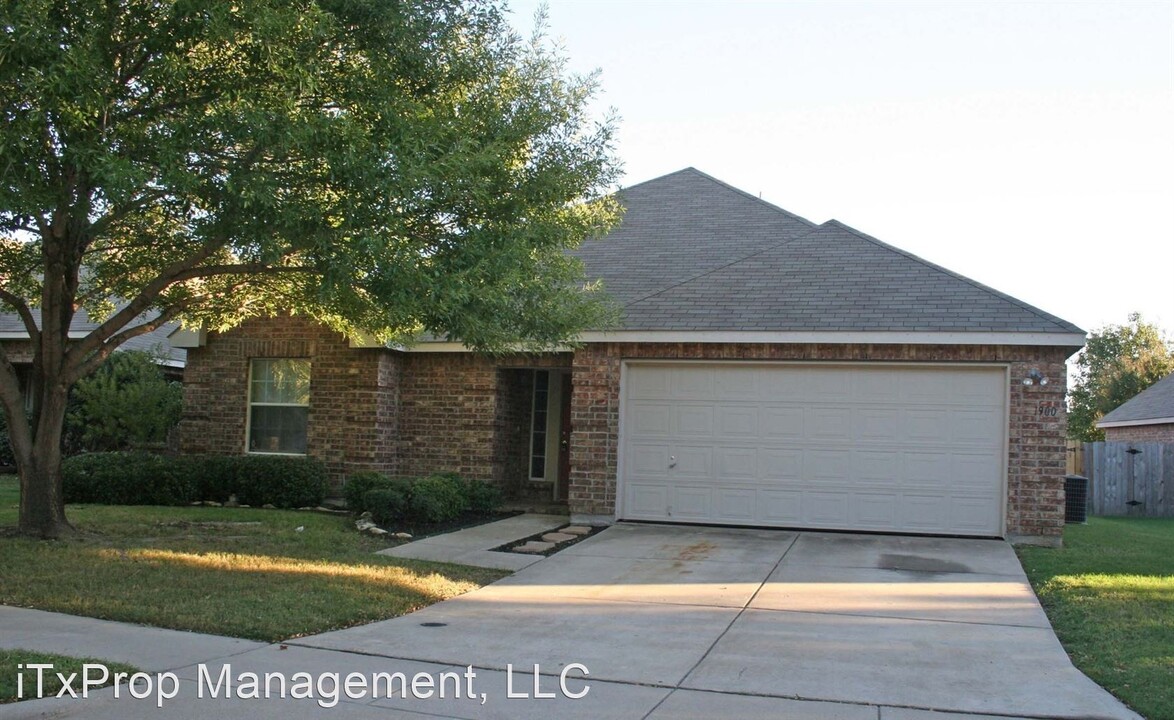 1900 Creek Crossing Dr in Justin, TX - Foto de edificio