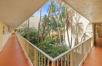13100 SW 92nd Ave, Unit A-204 in Miami, FL - Building Photo - Building Photo